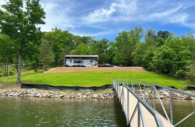 Beautiful RV on Smith Lake