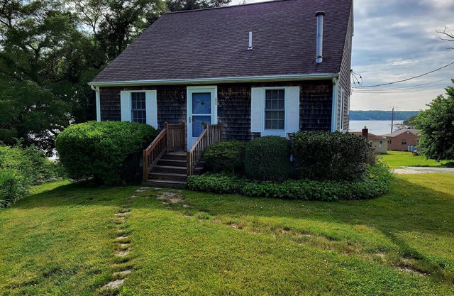 Beautiful 'Saltbox Cape Cod' mit Blick auf das Wasser auf 3 Ebenen