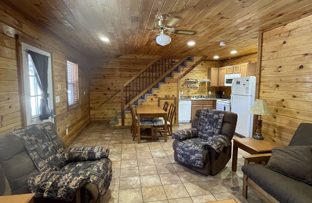 Beautiful Scenic River Cabin just 1/2 mile from Current River!