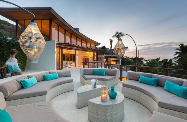 SCHÖNE MEERBLICK-VILLA MIT 4 SCHLAFZIMMERN UND GROSSEM POOL
