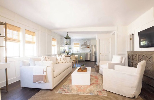 Beautiful Second floor 2BR/2BA Steps to King St. Guesthouse Charleston East 42 D