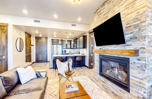 Beautiful second-floor condo with pool, hot tub, mtn views, and full kitchen