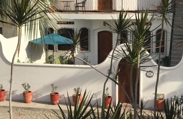 Schöne zweite Geschichte Wohnung mit tropischen Brisen aus dem Meer