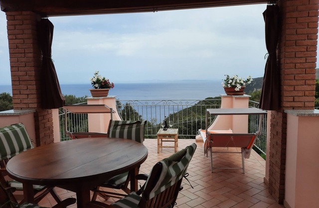 Schönes freistehendes Haus zwischen Himmel, Wald und Meer