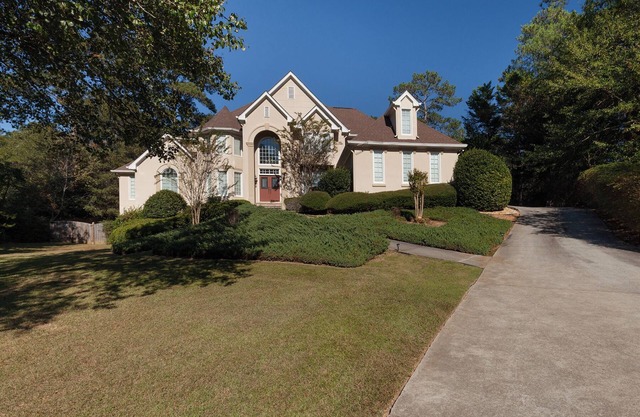 Beautiful serene mansion - 5-bedroom 4 1/2 bathroom house in Snellville