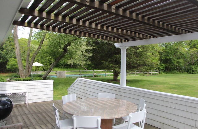 Hamptons Vermietung - Schöne private Umgebung mit Pool und Tennisplatz.