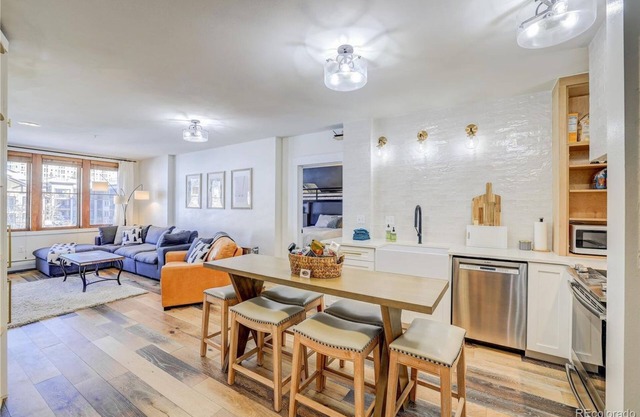 Beautiful Ski In Ski Out 2 bedroom steps to Gondola