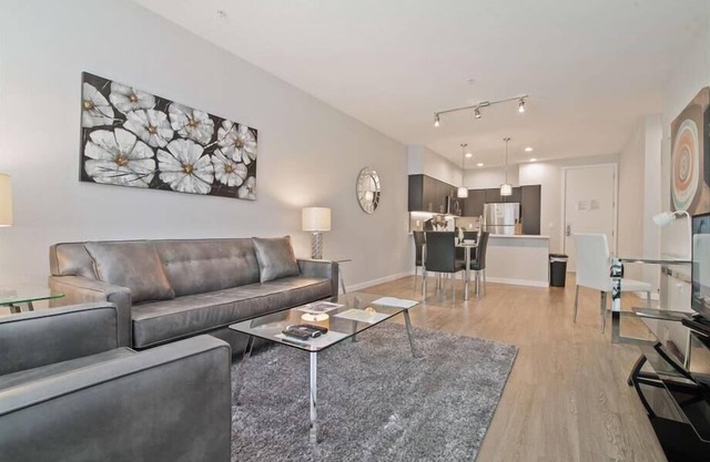 Beautiful Sky Lounge! Bayfront w/ Full-sized Washer/Dryer | nr Shopping