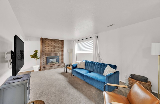 Beautiful SLC Secluded Townhome - perfect location for work or play