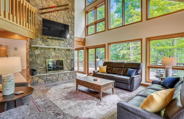 Beautiful slope side home! Come and enjoy life at Dew Revue!!