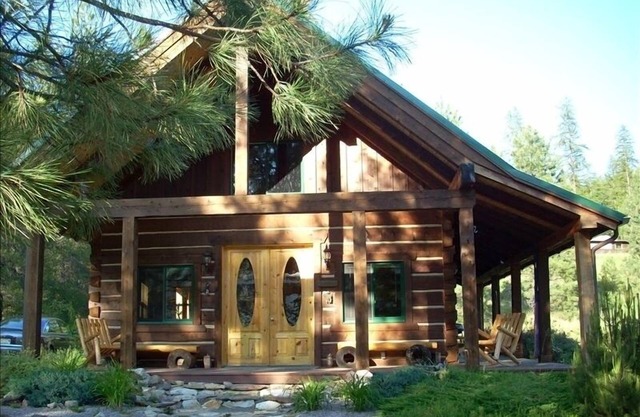 Schöne Sloway-Hütte am Clark Fork River