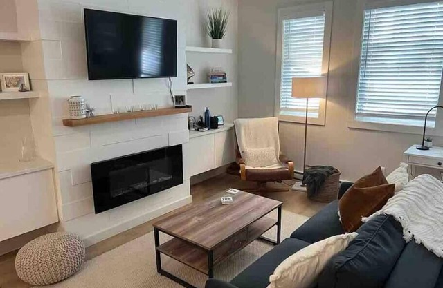Beautiful South End apt with parking!