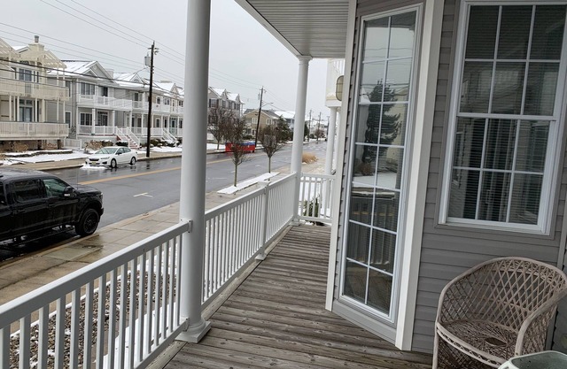 Beautiful Southend 1st Floor condo 1 block from the beach