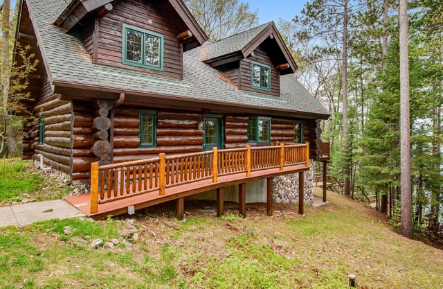 Beautiful southwest lakefront home w/wood fireplace, deck, lake views, firepit