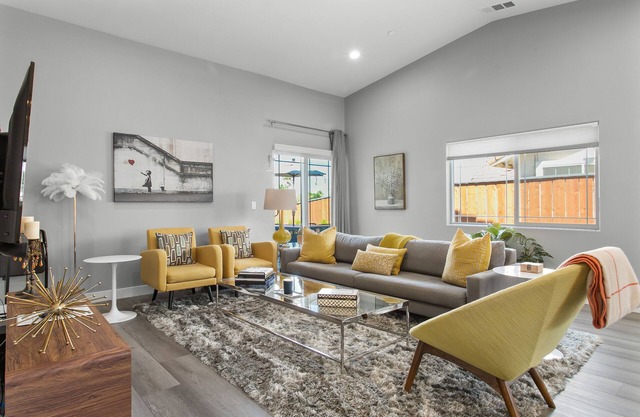 Beautiful Spacious Home with Salt Water Pool & Hot tub near Palm Springs in DHS