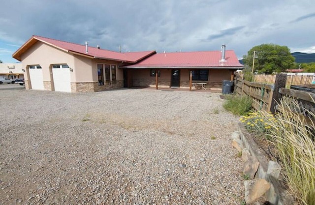 Beautiful spacious house with 2 sided fireplace - PET fiendly - HOT TUB