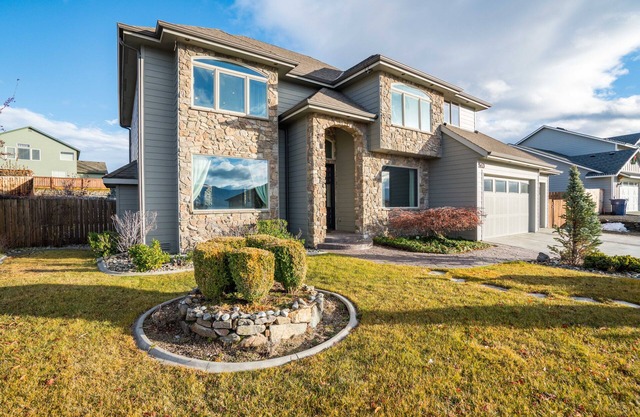 Beautiful & Spacious Home with Gorgeous Mountain Views!