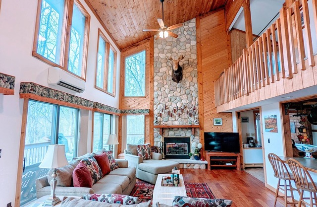 Schöne, geräumige Poconos Cabin, Billardtisch, 15 Minuten zum Shawnee Ski Berge