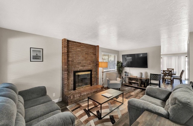 Beautiful spacious twin home w/backyard in great SLC location!