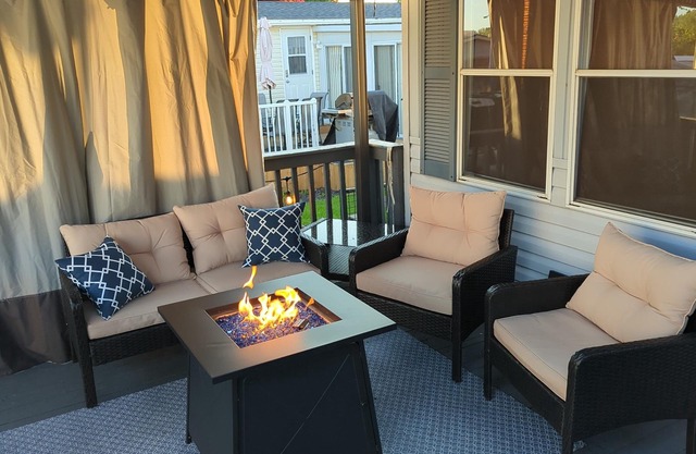 Beautiful, spacious 3 bedroom updated cottage sleeps 8 with A/C