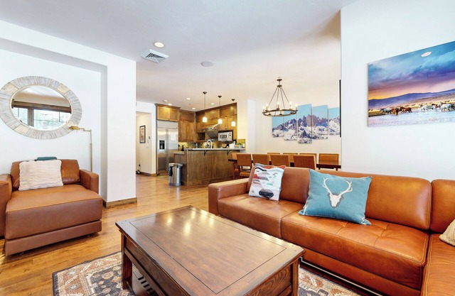 Beautiful Spacious Modern, On Golf Course! Hot Tub, Gas Grill, Game Room
