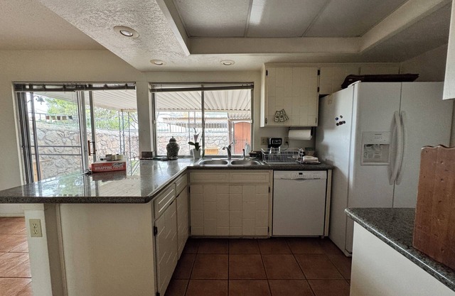 Beautiful, spacious, 2-bdrm townhouse w/ pool. Ideal Westside w/nature & shops