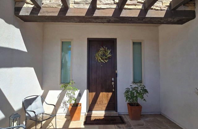 Beautiful & Spacious 4-bedroom Home: Game Room, Enclosed Patio, Outdoor Grill