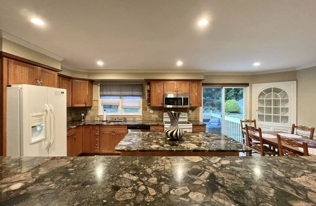 Beautiful, Spacious and Clean 2 Bedroom Pad in center of Stamford!