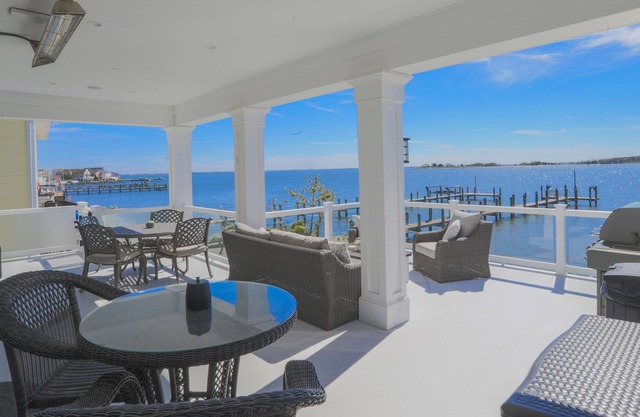 Beautiful, spacious home with fantastic water views - perfect for families