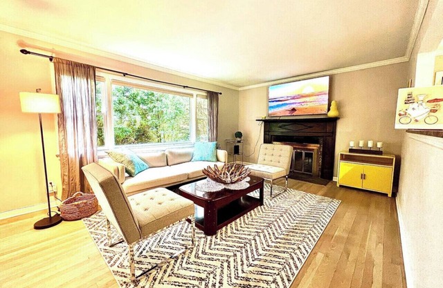 Beautiful & Spacious home in Downtown Stamford CT! 40 min to NYC!