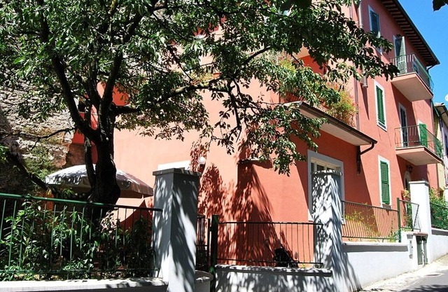 Schöne geräumige 2 Schlafzimmer, Ferienwohnung in der umbrischen Stadtvilla