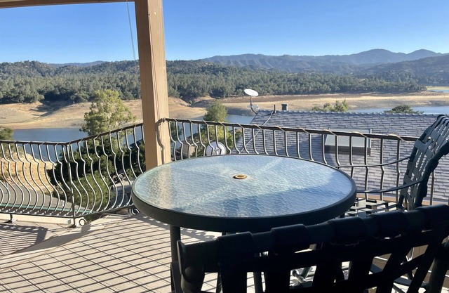 Beautiful Spacious Lake View Home in Oak Shores