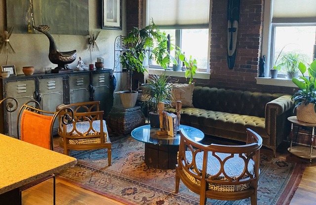 Beautiful Spacious Loft Style Townhome, 10 mins from train station and airport!