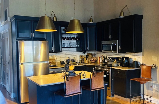 Beautiful Spacious Loft Style Townhome, 10 mins from train station and airport!
