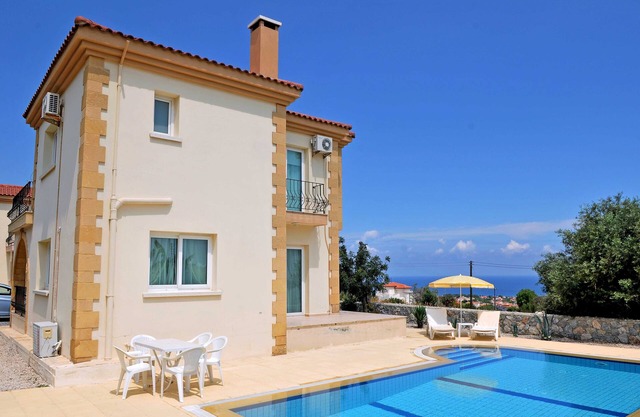 Wunderschöne, geräumige Luxusvilla mit atemberaubendem Berg- und Meerblick, WLAN, privatem Pool