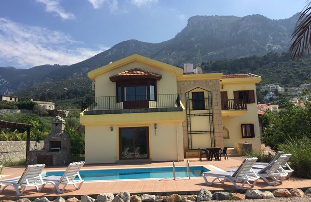 Schöne, geräumige Luxus-Villa mit privatem Pool und Meer / Bergblick.