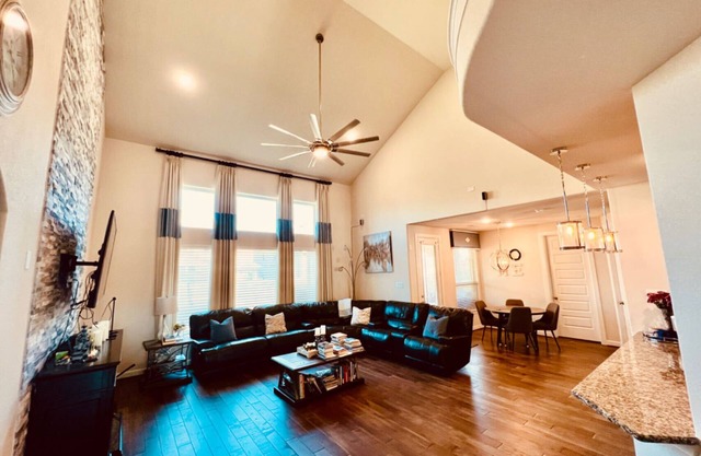 Beautiful Spacious Modern Home in Sugar Land