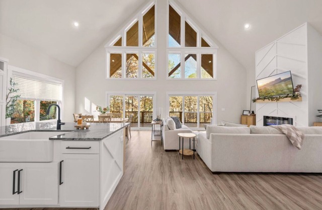 Beautiful Spacious New Lakefront Home