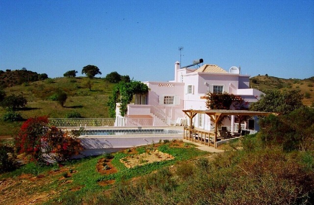 Grosse, abgelegene Luxus-Villa mit Solar-Pool & Spielraum