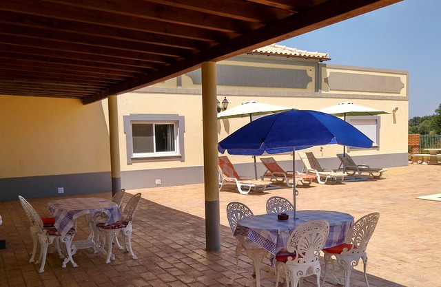 Schöne Villa mit privatem Swimmingpool, großer Terrasse und Rasen