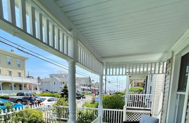 Beautiful, Spacious, Updated Victorian - One BLK from beach!