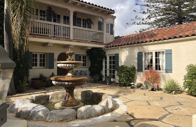 Schönes, geräumiges, sonniges Innenhofstudio mit Springbrunnen im Foothill Estate.