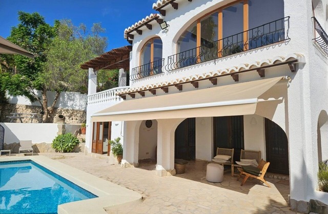 Beautiful spacious villa with sea view and private pool close to the beach