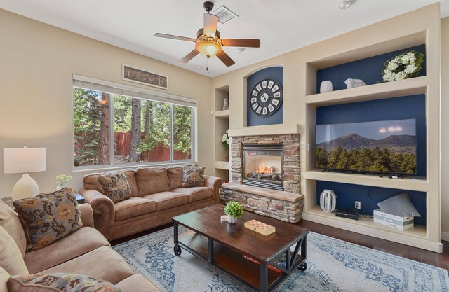 Beautiful & Spacious Westside Townhouse, Sleeps 8 w/ A/C.
