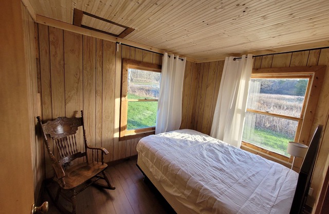 Beautiful St Lawrence waterfront cottage
