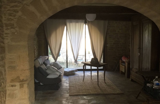 Schönes Steinhaus im Dorf Vers Pont du Gard