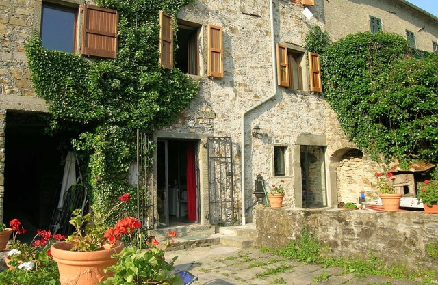 Schöne Stein Property w / Pool & Superb Views in Dorf mit Bar / Restaurant