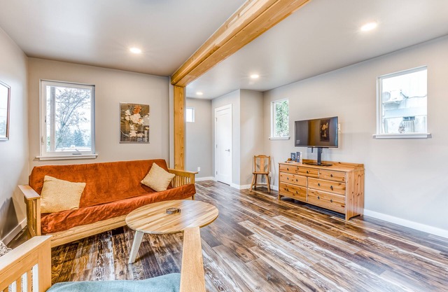 Beautiful storage container home w/ Columbia Gorge views & prime location