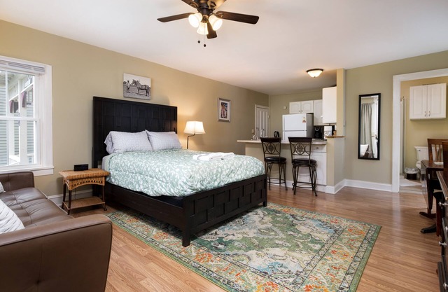 Beautiful studio apartment in Saratoga - short walk to downtown