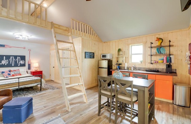 Beautiful Studio Cabin Near Greers Ferry Lake!